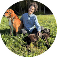 Lisa K&uuml;rz von nellypfotengl&uuml;ck mit ihren beiden HUnden auf der Wiese